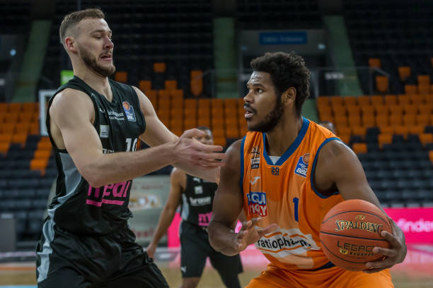 争夺中始终 争夺中始终